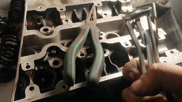 Рассухариваем клапана и чистим от нагара смотреть онлайн