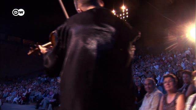 Nigel Kennedy Plays A Barnstorming Version Of Jimi Hendrix’s “Purple Haze”