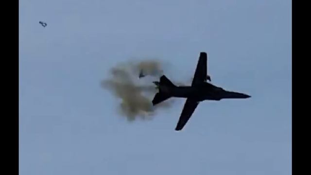 Разбили МиГ. В след за Су-30 упал истребитель-бомбардировщик. смотреть онлайн