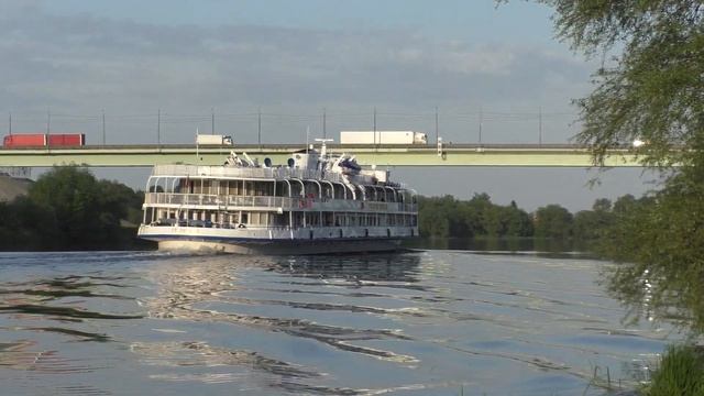 Круизный теплоход Григорий Пирогов (Проект: 305, тип Дунай) идет вниз по Москва-реке смотреть онлайн
