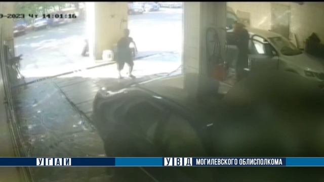 В Бобруйске 50-летняя водитель в здании автомойки не справилась с управлением и наехала на рабочего смотреть онлайн
