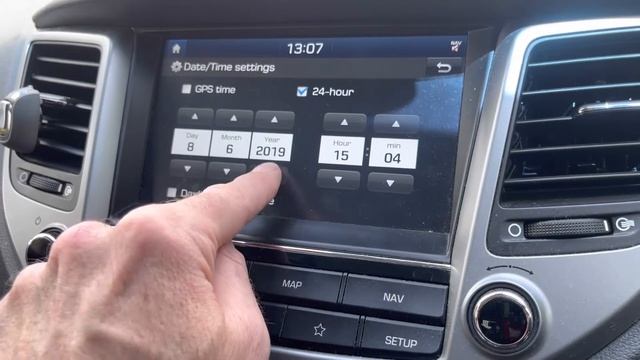 Hyundai Tucson Clock Settings. How to set the time and date manually and GPS смотреть онлайн