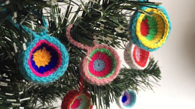 Интересная идея вязаных новогодних шариков-фонариков. Вязание крючком смотреть онлайн