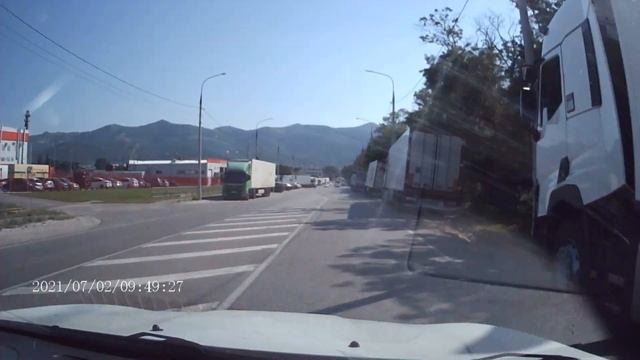 Большегрузы у склада «Магнита» заняли все обочины и сделали выезд из Борисовки экстремальным смотреть онлайн