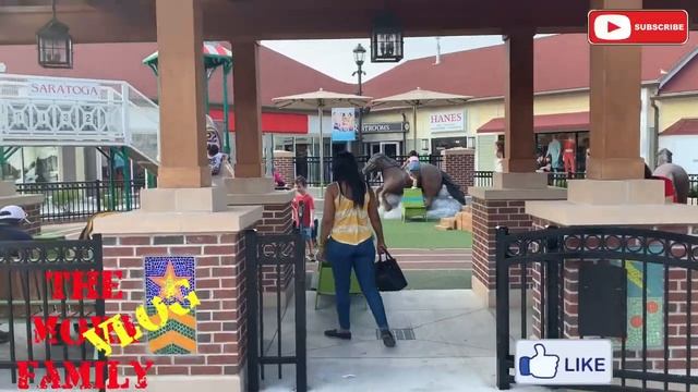 Woodbury Commons Premium Outlets in New York #woodbrycommons #premiunsoulets #newyork смотреть онлайн