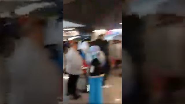 Адлер. Ж/Д вокзал. Люди стоят в очереди за белетом смотреть онлайн