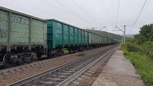 Электровозы 4ЭС5К-037 с грузовым поездом и толкач 4ЭС5К-003 "Ермак" в хвосте. смотреть онлайн