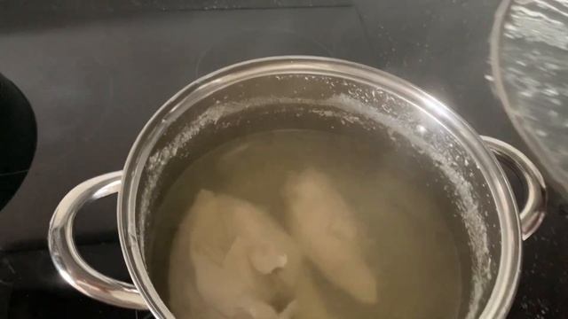 Бульон с куриным филе и приготовлением гренок из белого хлеба