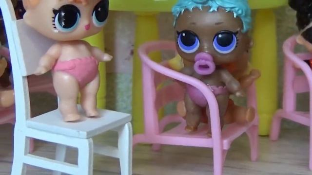 КУКЛЫ ЛОЛ СЮРПРИЗ МУЛЬТИКИ! КОРОНА НЕ ЖМЕТ? Малыши против новенькой #lolsurprise #doll