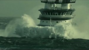 Ты плывёшь над бушующим морем...