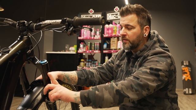 Perfektes Fahrwerk in 3 Schritten - Federgabel und Dämpfer am Mountainbike richtig einstellen смотреть онлайн