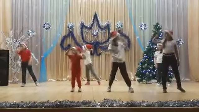 хореографический коллектив Яшьлек танец Потолок ледяной