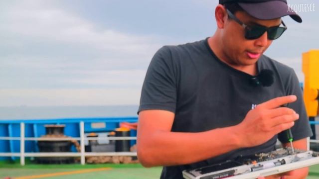 Can I Disassemble a Laptop on a Moving Ship? смотреть онлайн