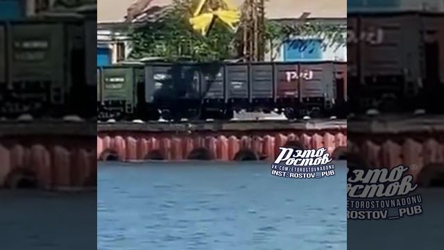 В Ростовском порту моют вагоны водой из Дона, которая грязной обратно в него стекает Это Ростов смотреть онлайн
