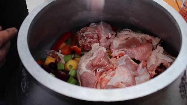 Правильное приготовление вкусной домашней индейки в казане на костре смотреть онлайн