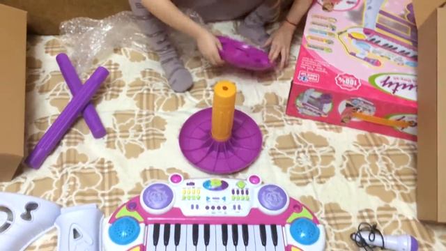 Открываем подарок детское Пианино / Unboxing piano for kids смотреть онлайн