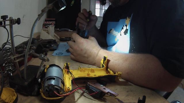 Dewalt cordless drill DCD771 has broken transmission. смотреть онлайн