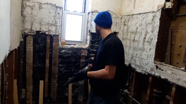 Прибиваю деревянную планку к кирпичной стене. смотреть онлайн