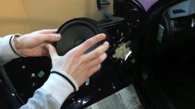 Установка музыкальных компонентов на Skoda Rapid. смотреть онлайн