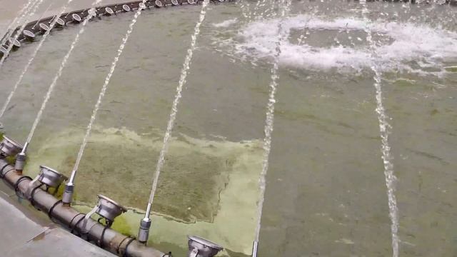 Фонтан круглой формы в парке Краснооктябрьского района Волгограда, 4k смотреть онлайн