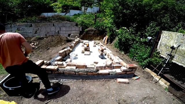 ДОМ НА ПРОДАЖУ своими руками. ЦОКОЛЬ НА ВЕКА из кирпича ручной формовки | 2 Серия | смотреть онлайн