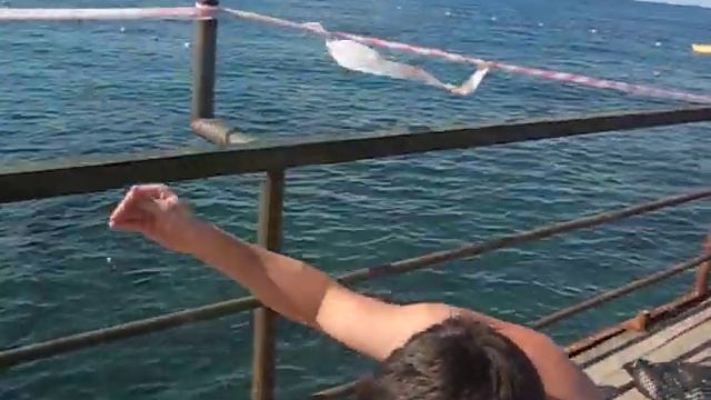 ловля рыбы на пляжах Турции, на самодельную снасть.AVI смотреть онлайн