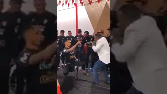 YOTUN BAILANDO SALSA CON LA SELECCION ANTES DE VIAJAR A RUSIA смотреть онлайн
