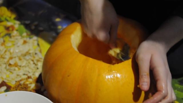 Как сделать фонарь из тыквы на Хэллоуин \ How to Carve Halloween Pumpkins смотреть онлайн