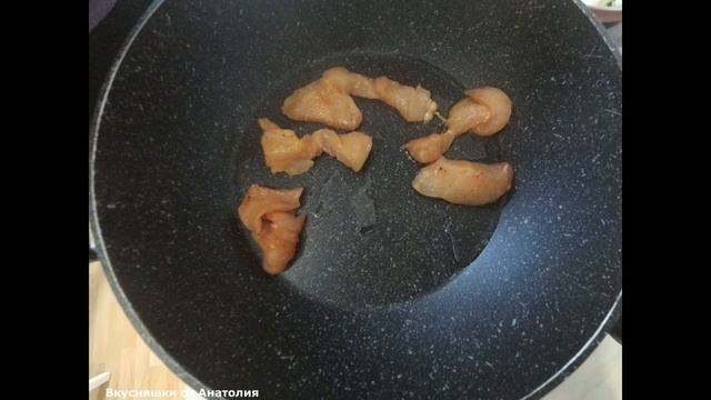 Курица в сметане с луком на сковороде. Быстрый ужин за 15 минут смотреть онлайн