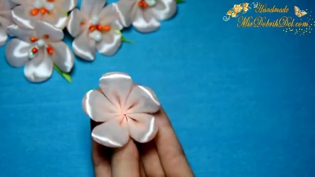 ?Заколка канзаши "ВЕСЕННИЕ ЦВЕТЫ" из ленты | Spring flowers kanzashi смотреть онлайн