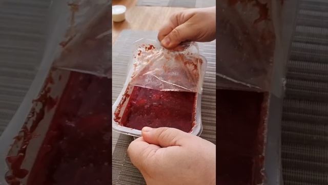 Если лоток поставлен в микроволновку и нагрет, пленка отрывается лучше и удобней, внезапный лайфхак смотреть онлайн