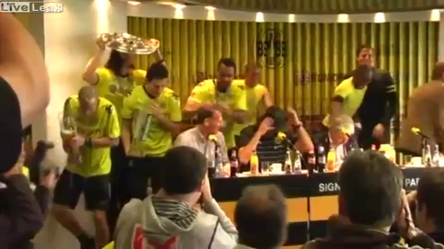 Конференция и душ из пива смотреть онлайн