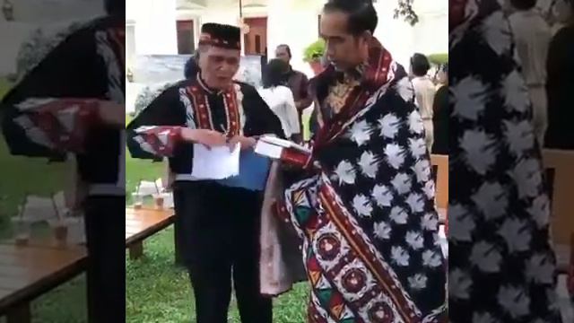 LK Ara Sematkan Opuh Ulen - Ulen Untuk Presiden Jokowi смотреть онлайн