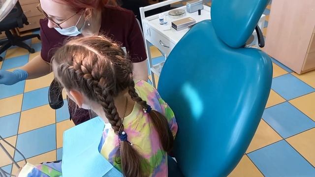 На приёме у стоматолога! Пломба на молочном зубе. смотреть онлайн