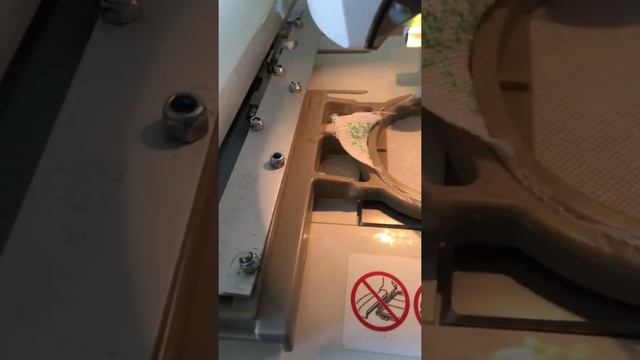 Швейно-вышивальная машина JUKI HZL 010. Первая вышивка. смотреть онлайн