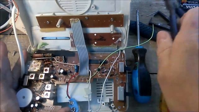 Scrapping A Clock Radio for Some Electronic Booty смотреть онлайн