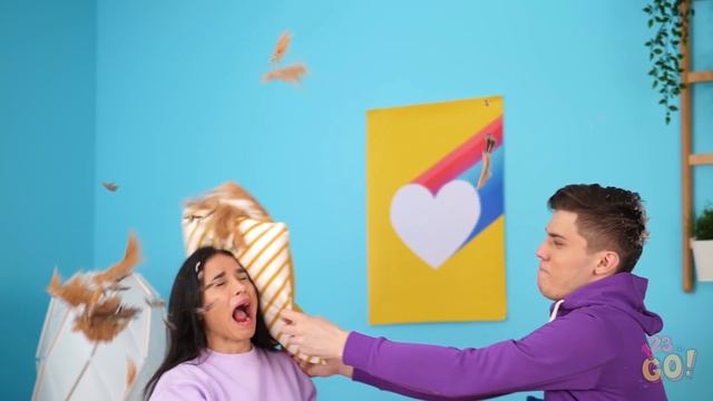 ME AND MOM FUNNY MOMENTS || My Mom VS Your Mom Relatable Situations by 123 GO! смотреть онлайн