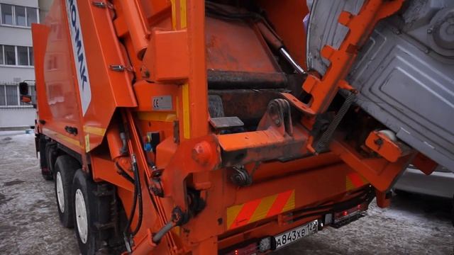 Мусоровоз HIDRO-MAK Автобау на шасси КамАЗ-65115-A5 (А 843 ХВ 122). Работа с евробаками. смотреть онлайн