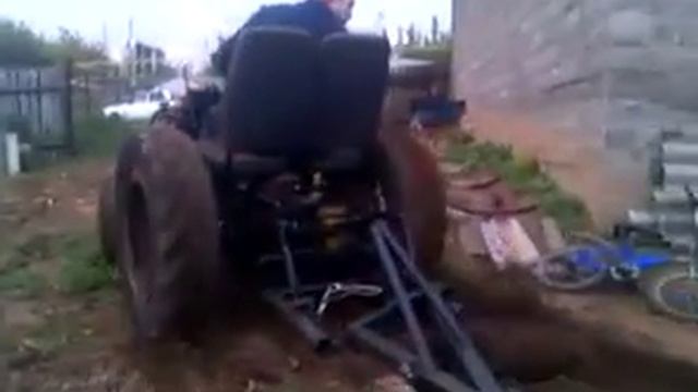 Пробовал пахать, на мной сделанном тракторе смотреть онлайн