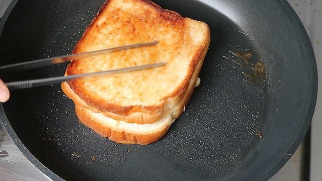 SUB) 초간단 달콤치즈 토스트 만들기ㅣ단짠의 정석ㅣ바삭바삭 달콤하고 짭조롬한 맛 (Sweet cheese toast) смотреть онлайн