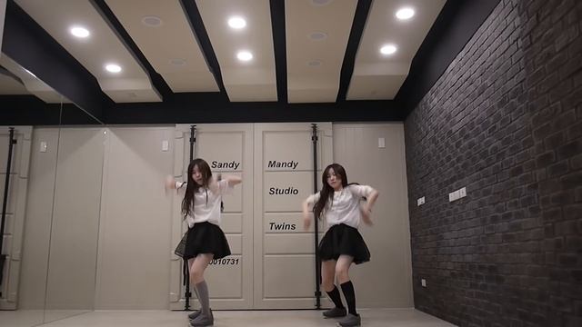 MOMOLAND _ BBoom BBoom dance cover by Sandy&Mandy смотреть онлайн