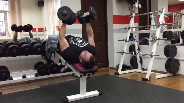 Разведение рук лёжа на скамье вниз головой с пронацией и супинацией. смотреть онлайн