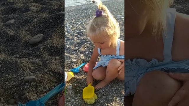 Агуся играет в песочек на пляже в Сочи смотреть онлайн