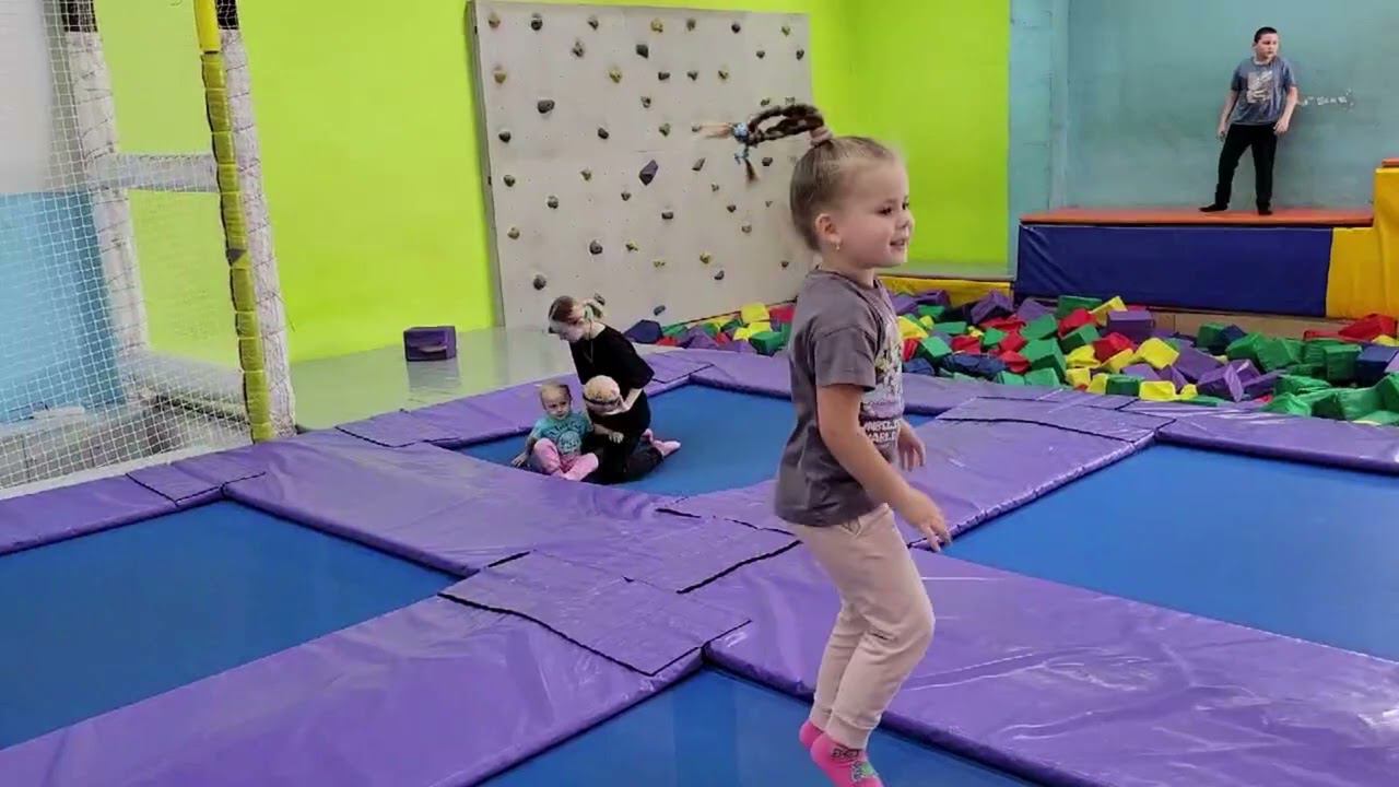 Выходные прошли отлично в батутном парке. смотреть онлайн