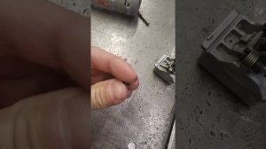 Высверливание стопора на подрулевом блокераторе  Рено Меган 2