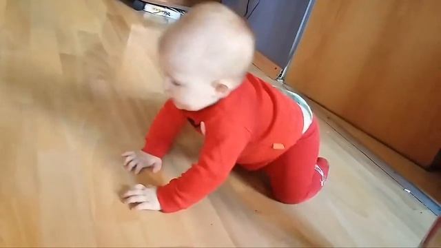 А во сколько месяцев ваши детки начали ползать? смотреть онлайн