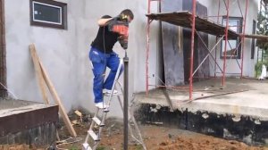 Перфоратором вбиваем профильную трубу/уголок.