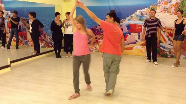 Сережа мило приглашает на сальсу :) | Румба и сальса, тимба | Средняя группа Ксю Ksunami смотреть онлайн