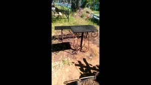 Установка крестов и лавочки со столиком на кладбище.