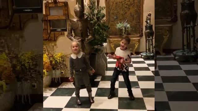 Дети Галкина Лиза и Гарри Поют Песню Баскова "Золотая Чаша, Золотые Цепи" (Дико Тусим, Даня Милохин смотреть онлайн